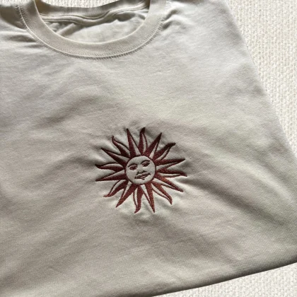 Prenda bordada con Sol de Mayo