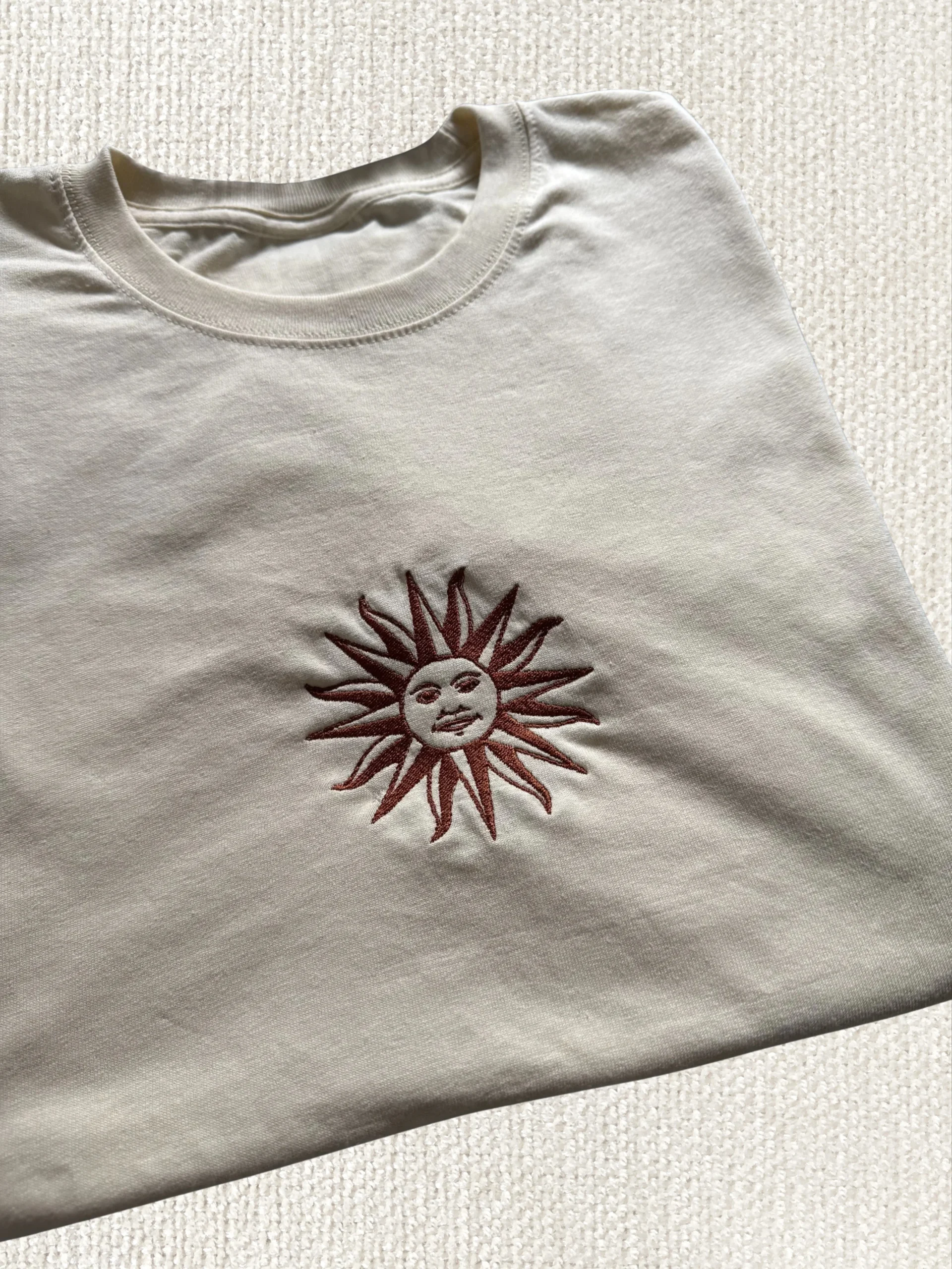 Prenda bordada con Sol de Mayo