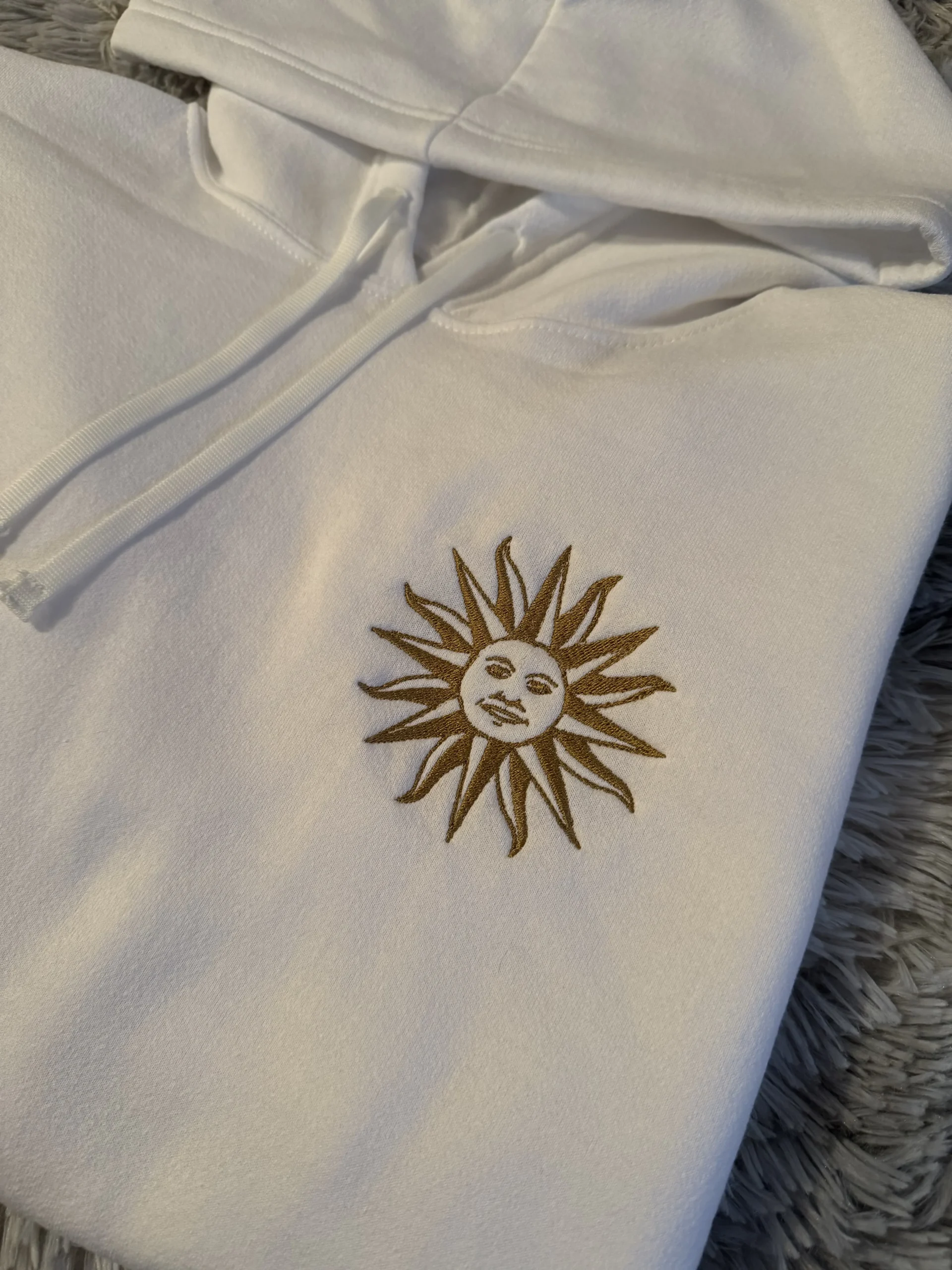 Prenda bordada con Sol de Mayo - Imagen 7