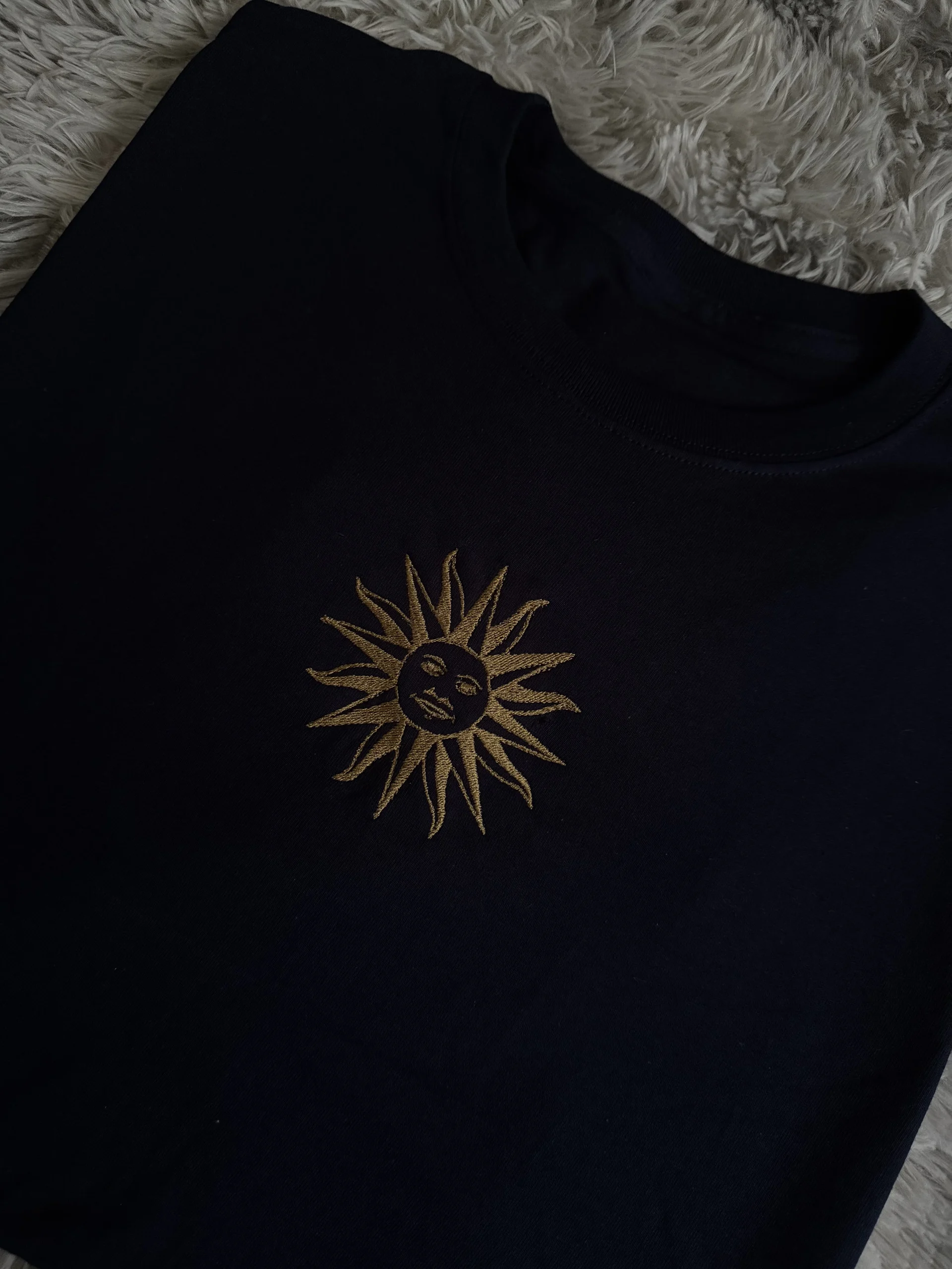 Prenda bordada con Sol de Mayo - Imagen 5