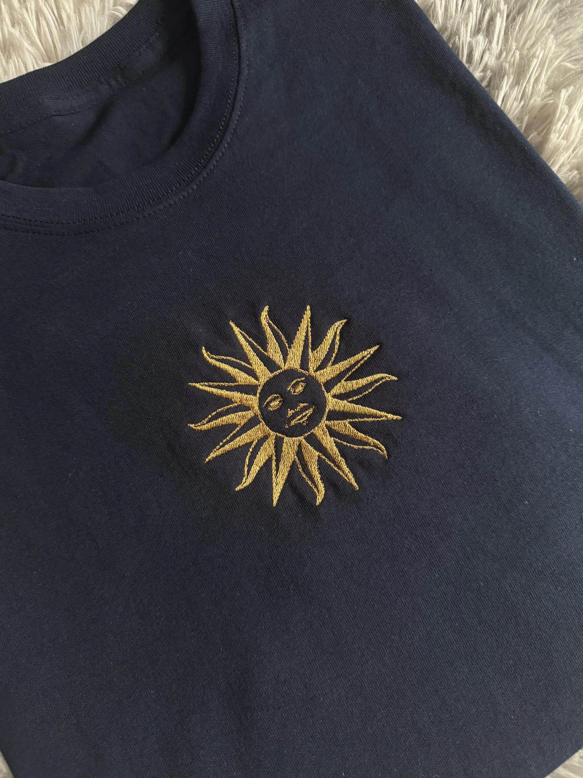 Prenda bordada con Sol de Mayo - Imagen 3