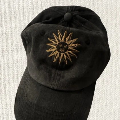 Gorro de visera bordado